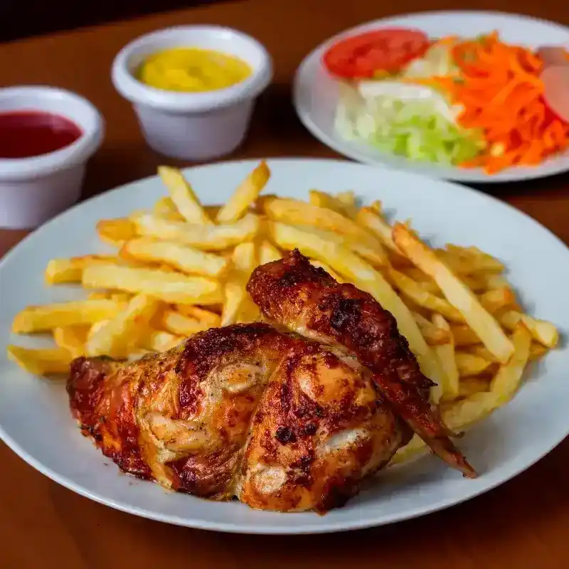 1/4 Pollo a la Brasa con papas, ensalada y cremas